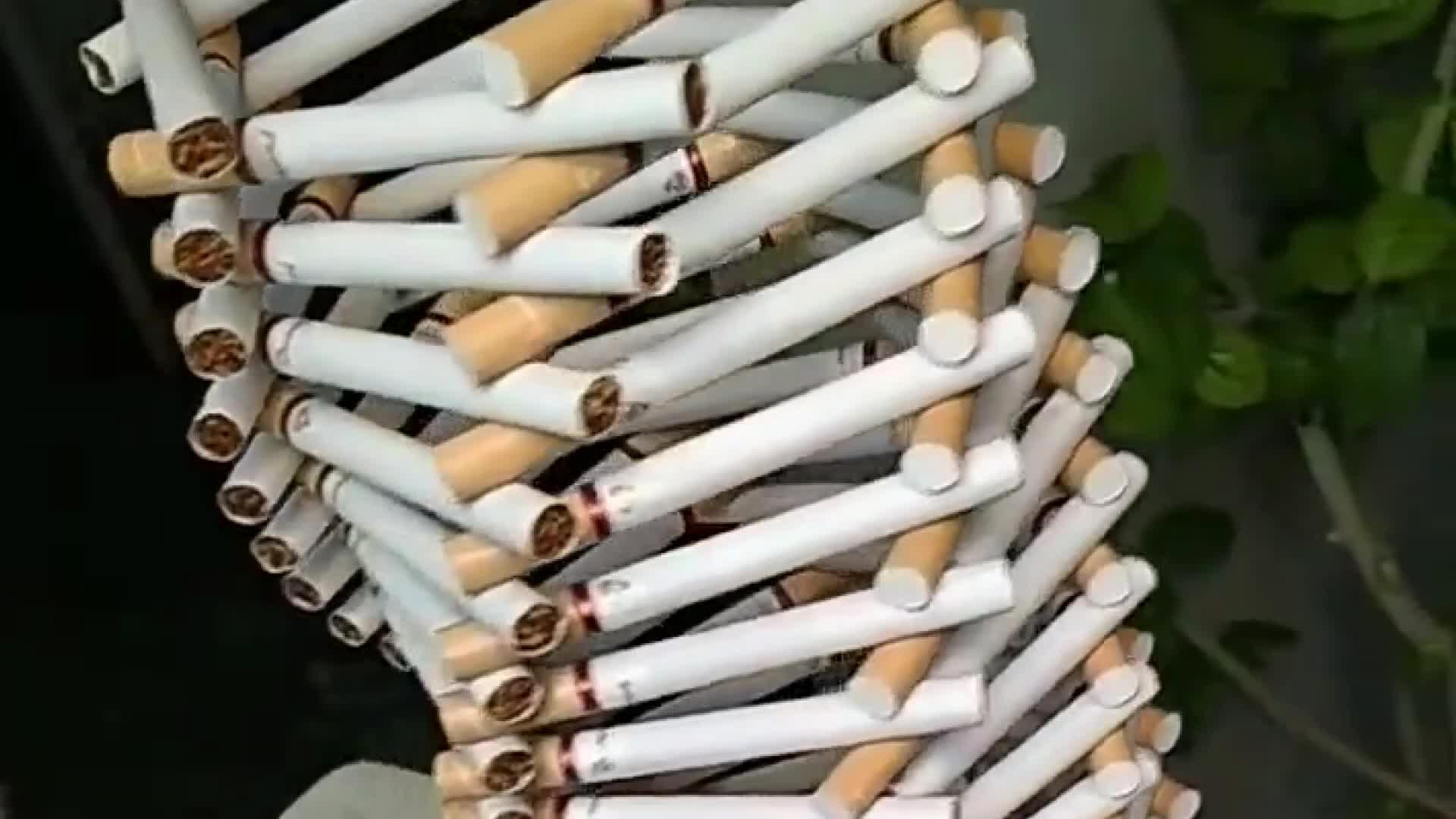 男子用烟卷搭出镂空图案,网友吐槽没有耐心做不出来