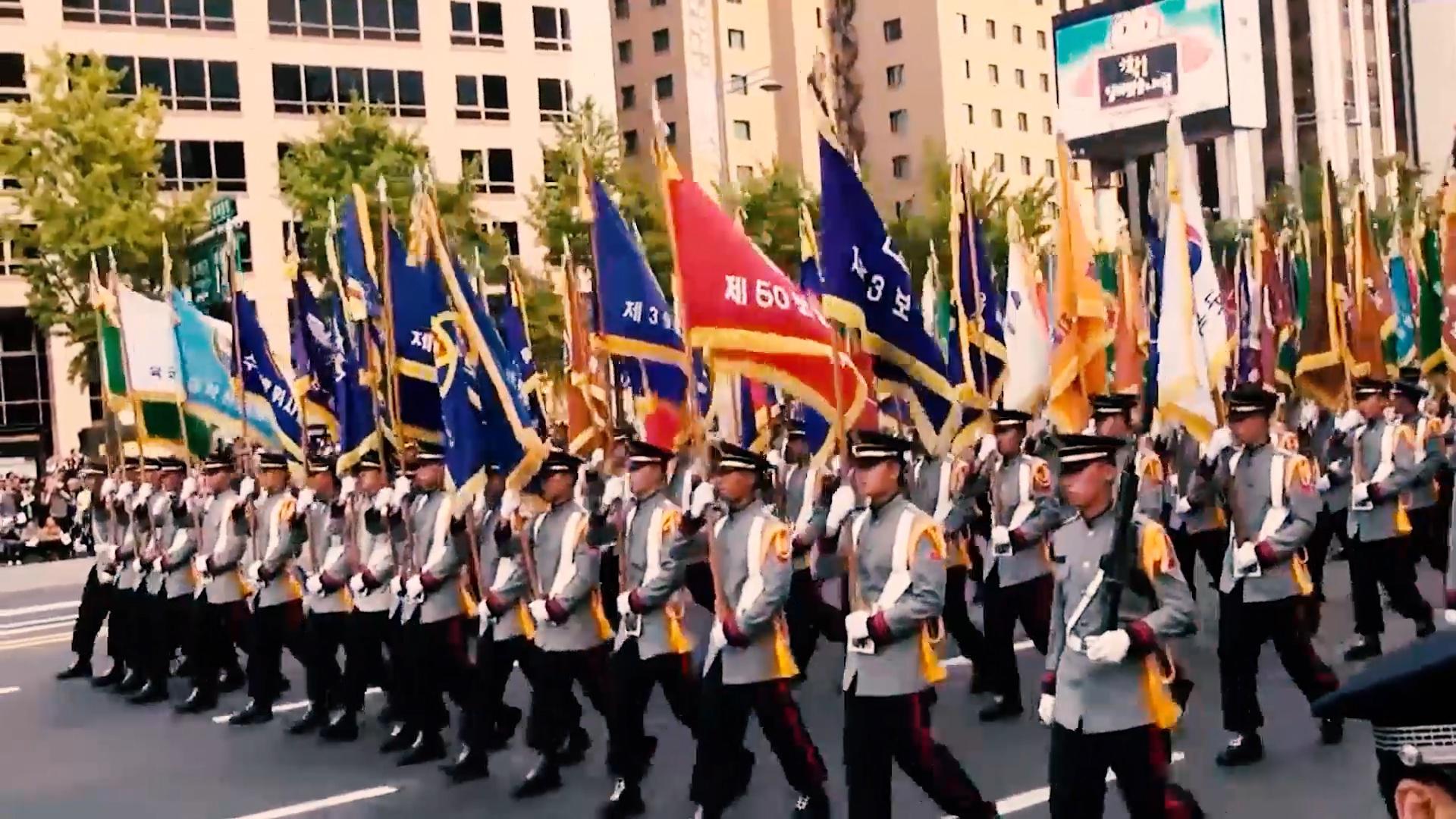 韩国举行的阅兵,仪仗队接受检阅,女兵最后出场!
