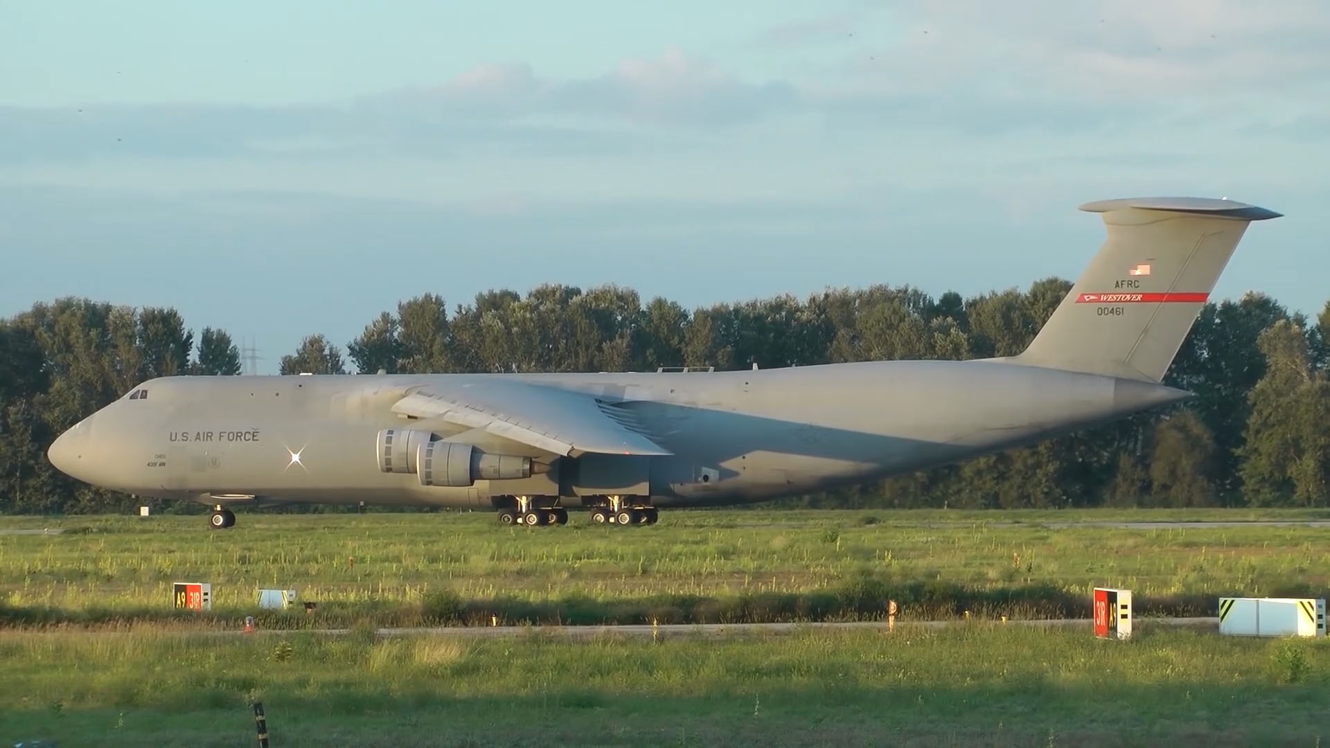 美军c-5"银河"运输机,滑行起飞的场景!