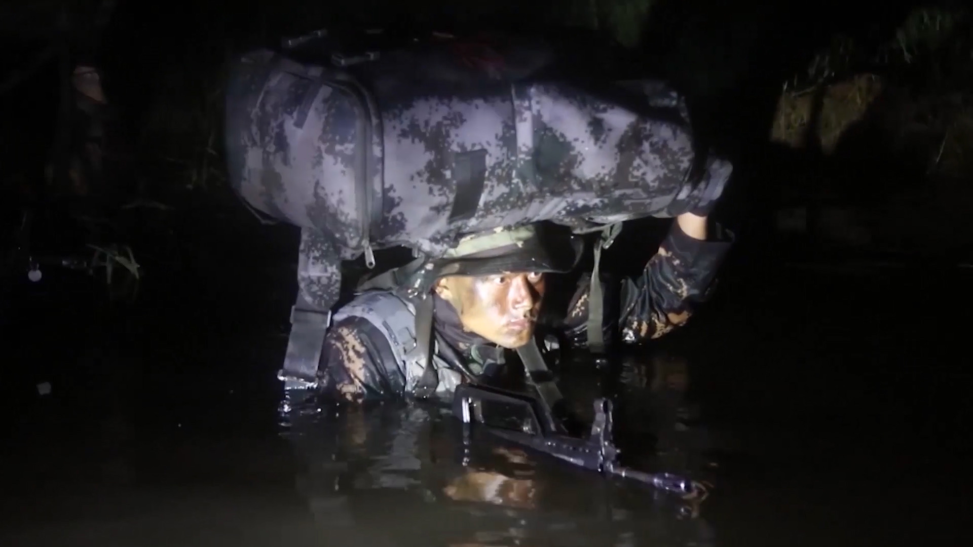 直击空军"猎人"集训,近百名队员接受最严苛的训练!