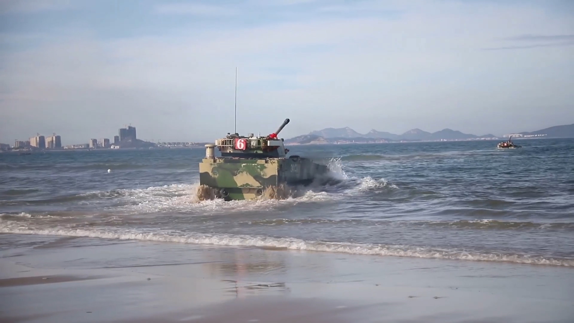 新战士驾驶05式两栖装甲突击车,首次海上实弹射击考核