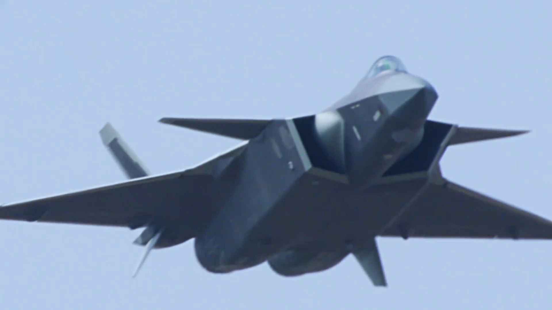 中国空军歼-20战斗机,低空机动原声大片来袭!