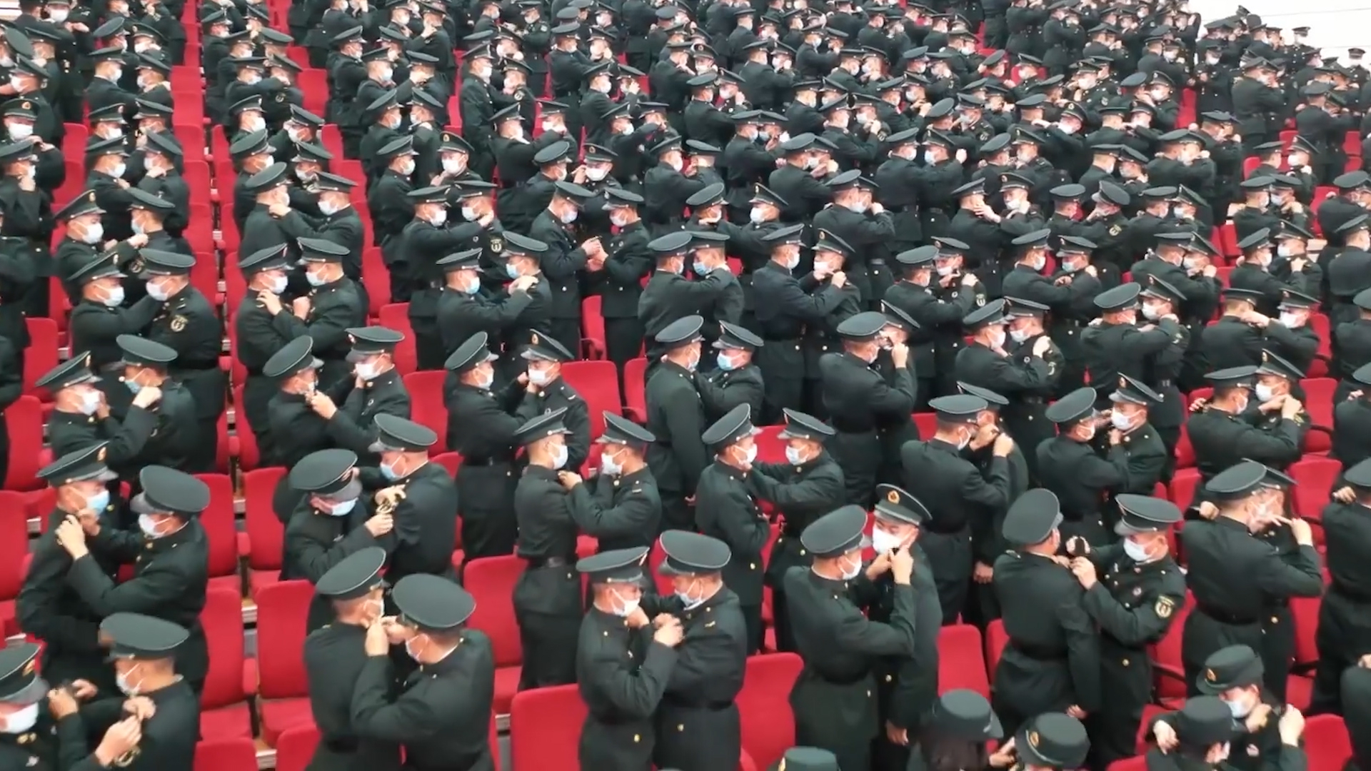 火箭军千余名新兵光荣入列,即将退役的老兵为新兵授衔!