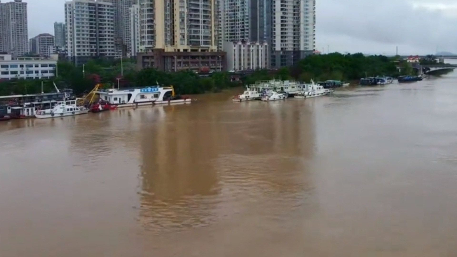 航拍北江洪峰过境沿河部分房屋商铺受浸一片汪洋