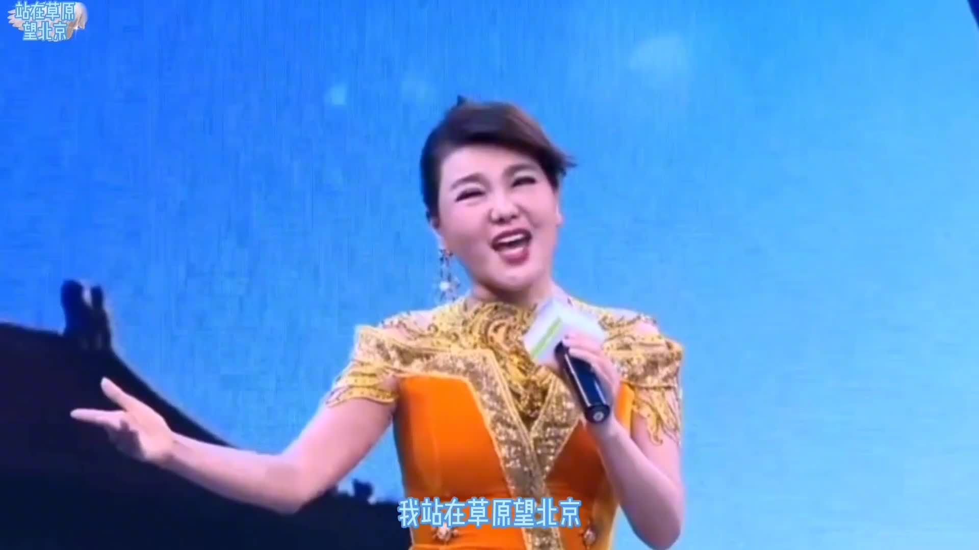 乌兰图雅《站在草原望北京》来自草原的天籁之音,让人心旷神怡_新浪新闻