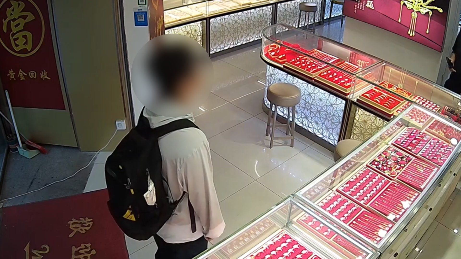 “抢劫”只是开玩笑?少年冲入金店惊动老板:未报警望家长教育_新浪新闻