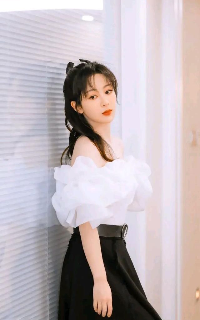 杨紫优雅又甜美越来越漂亮