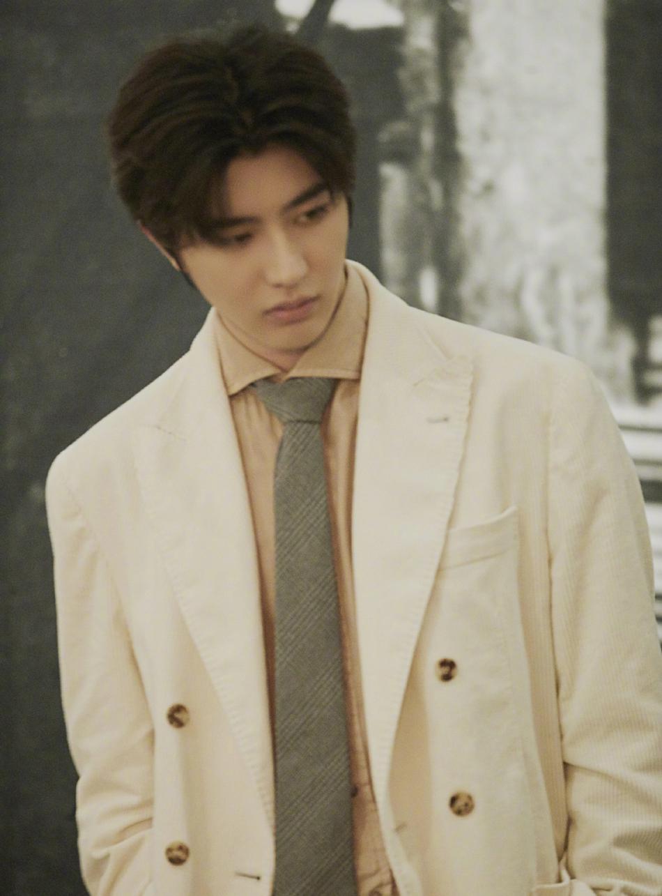 蔡徐坤米色西装外套搭配橄榄绿色领带文艺复古写真
