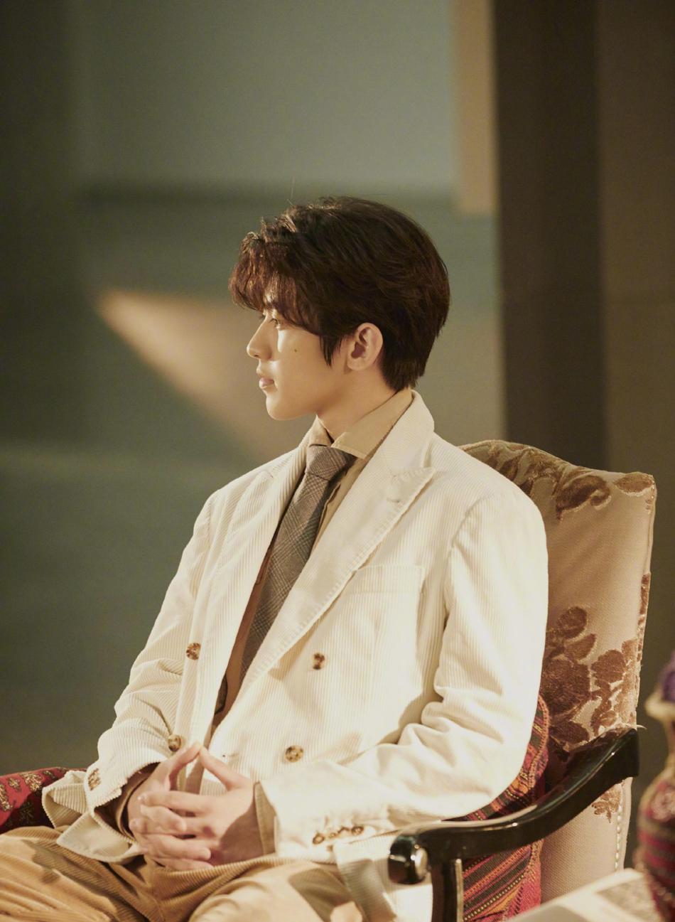 蔡徐坤米色西装外套搭配橄榄绿色领带文艺复古写真