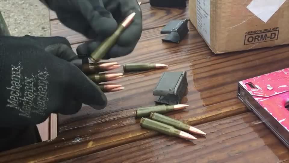 M1伽兰德步枪的双排弹夹是怎么装的?看完你就懂了 感觉有点麻烦_新浪新闻