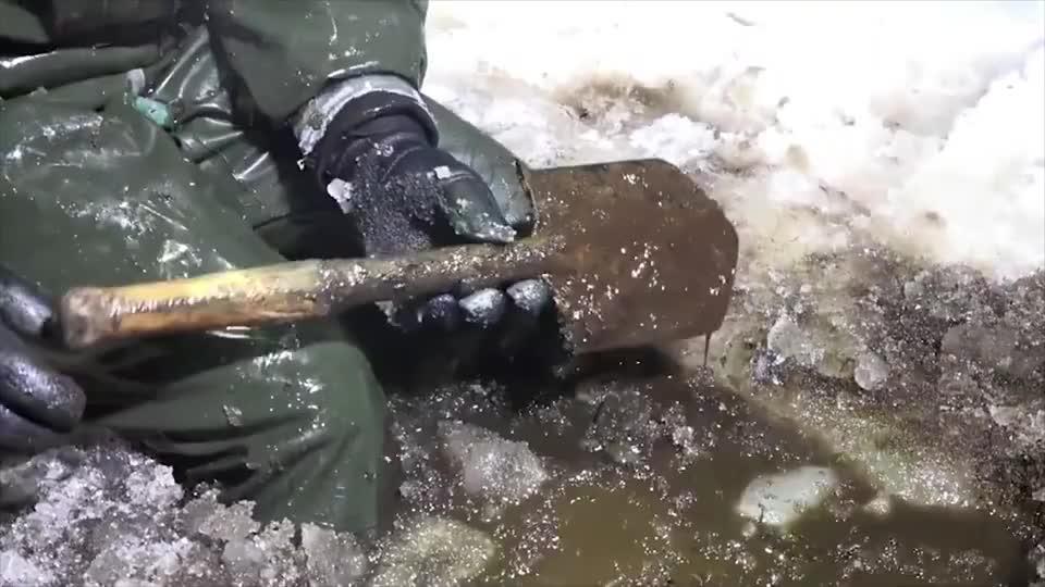 二战遗址用脚夹出来的反坦克地雷,老外胆子不小,什么都敢拿