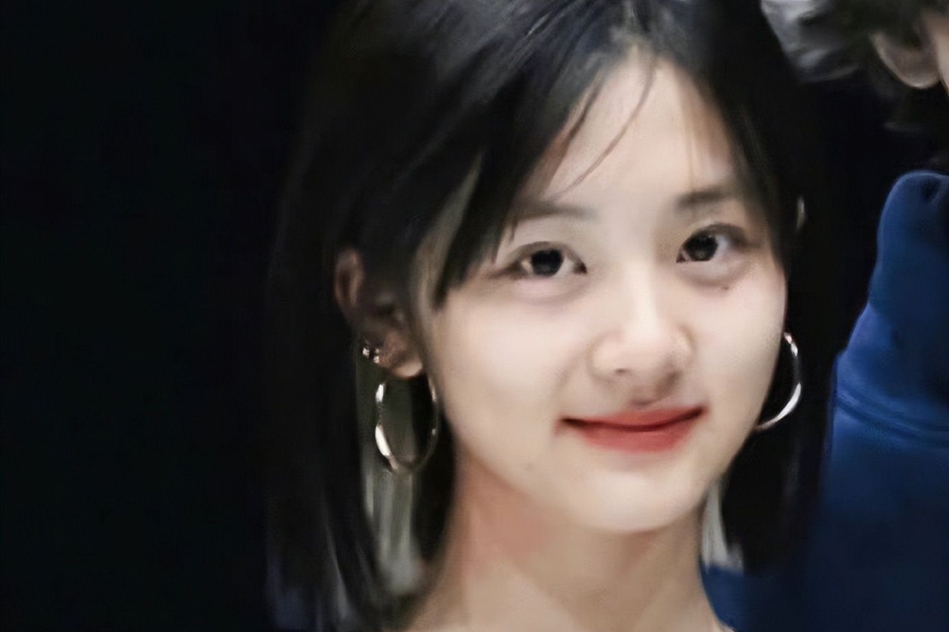 16岁黄多多近照曝光，浓妆艳抹成熟艳丽，少了美少女的清新自信|娱乐圈|明星|父母|美貌|话题_新浪新闻