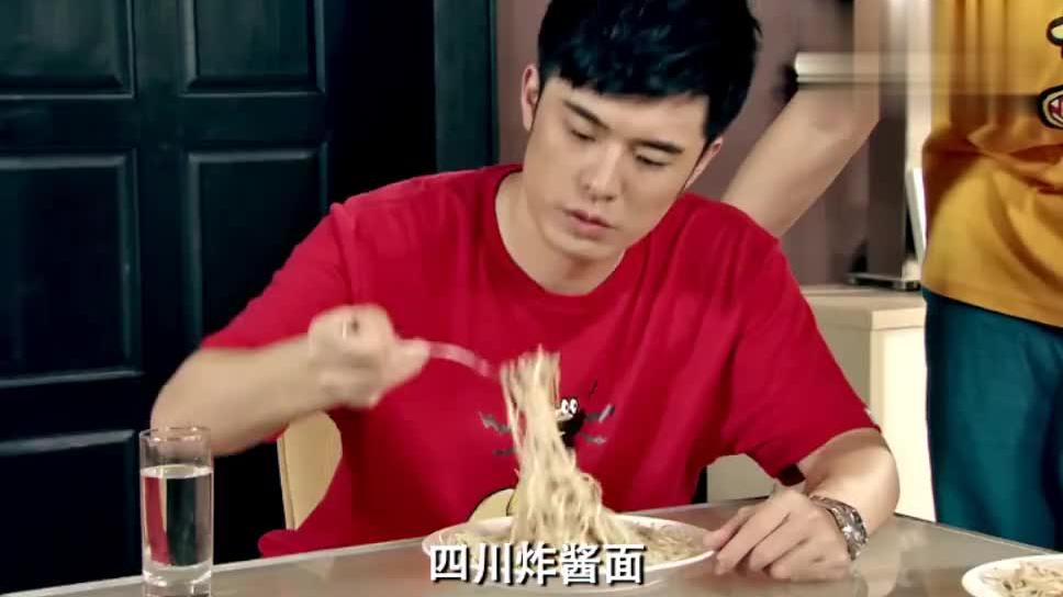 01:21 爱情公寓:曾小贤吃了口展博做的意大利面,整个人都扭曲了!