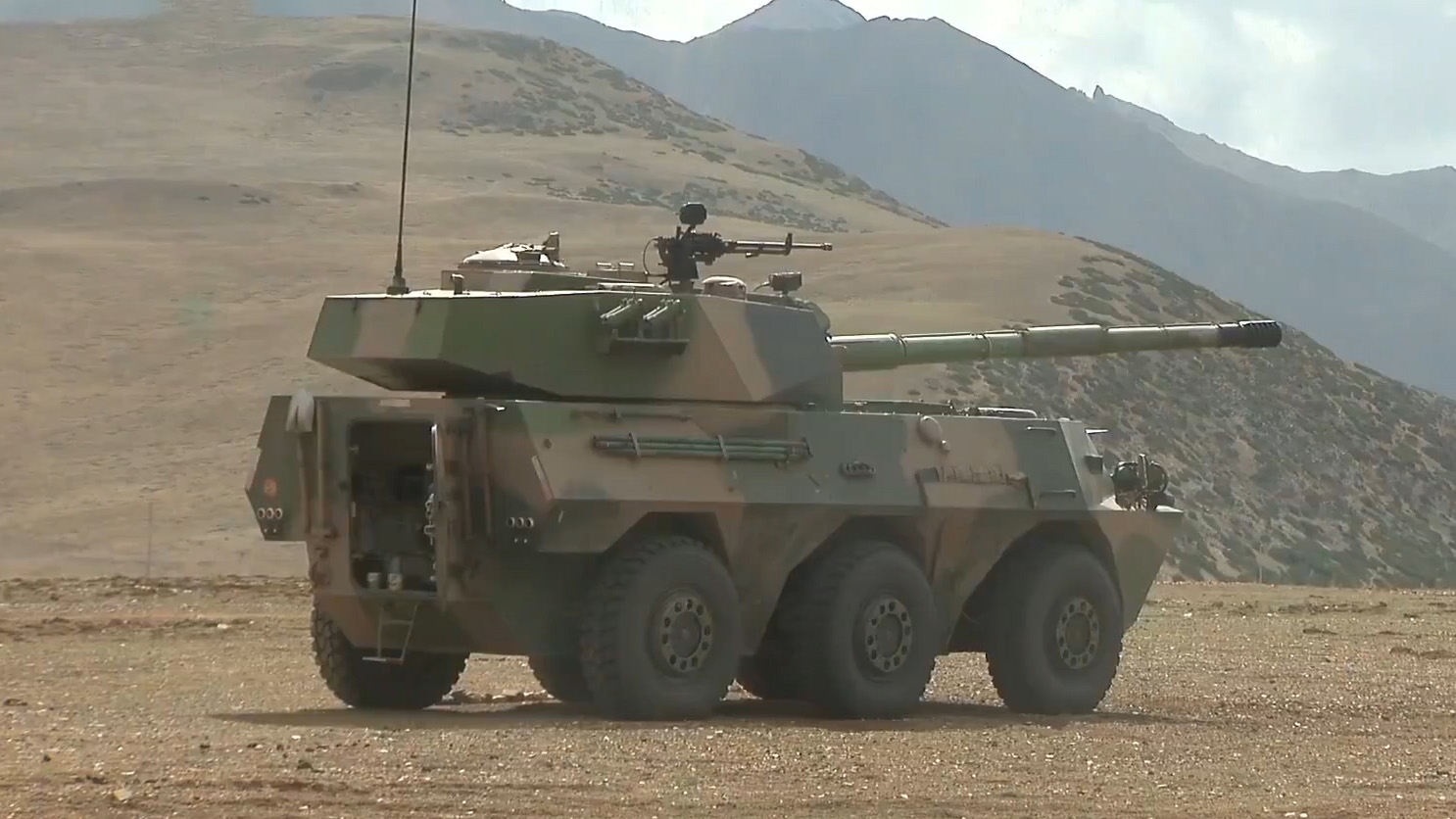 雪域高原上,驾驶我国自主研制的02轮式突击炮,是一种什么体验?