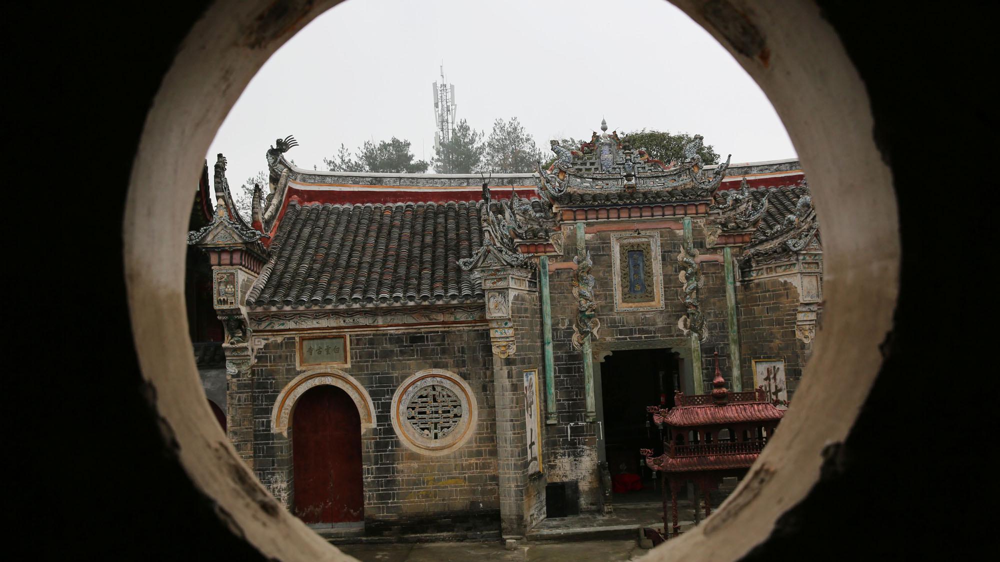 登安康天柱山看白云寺,明清寺庙建筑上贴着青花瓷瓷片