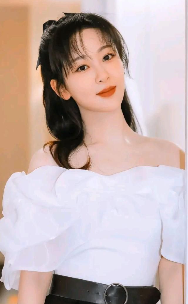 杨紫优雅又甜美越来越漂亮