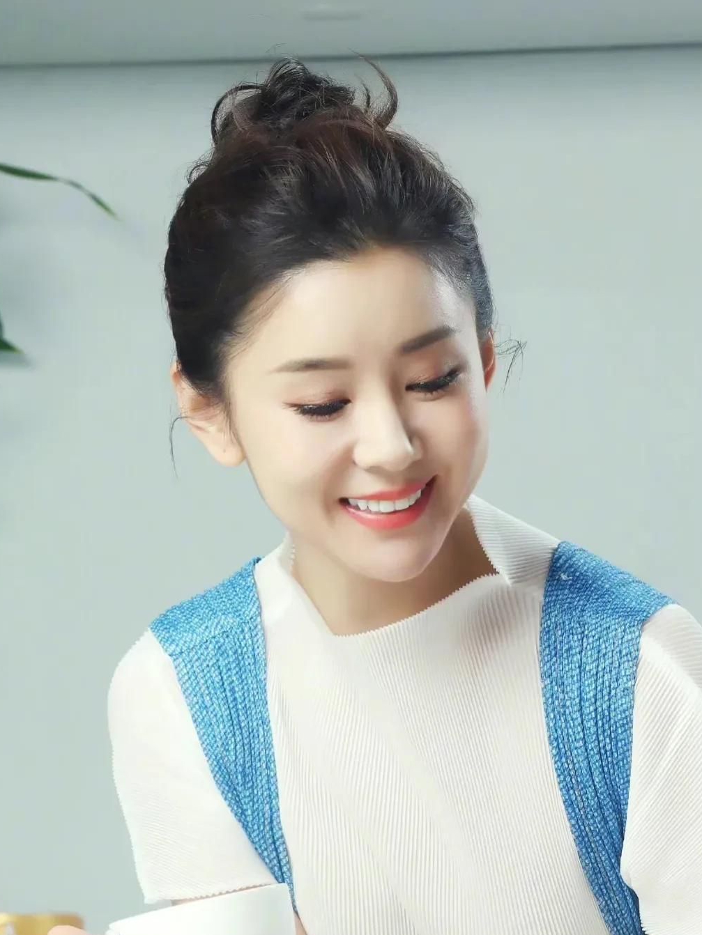 李小萌,时尚俏丽,端庄大方的写真照!__财经头条