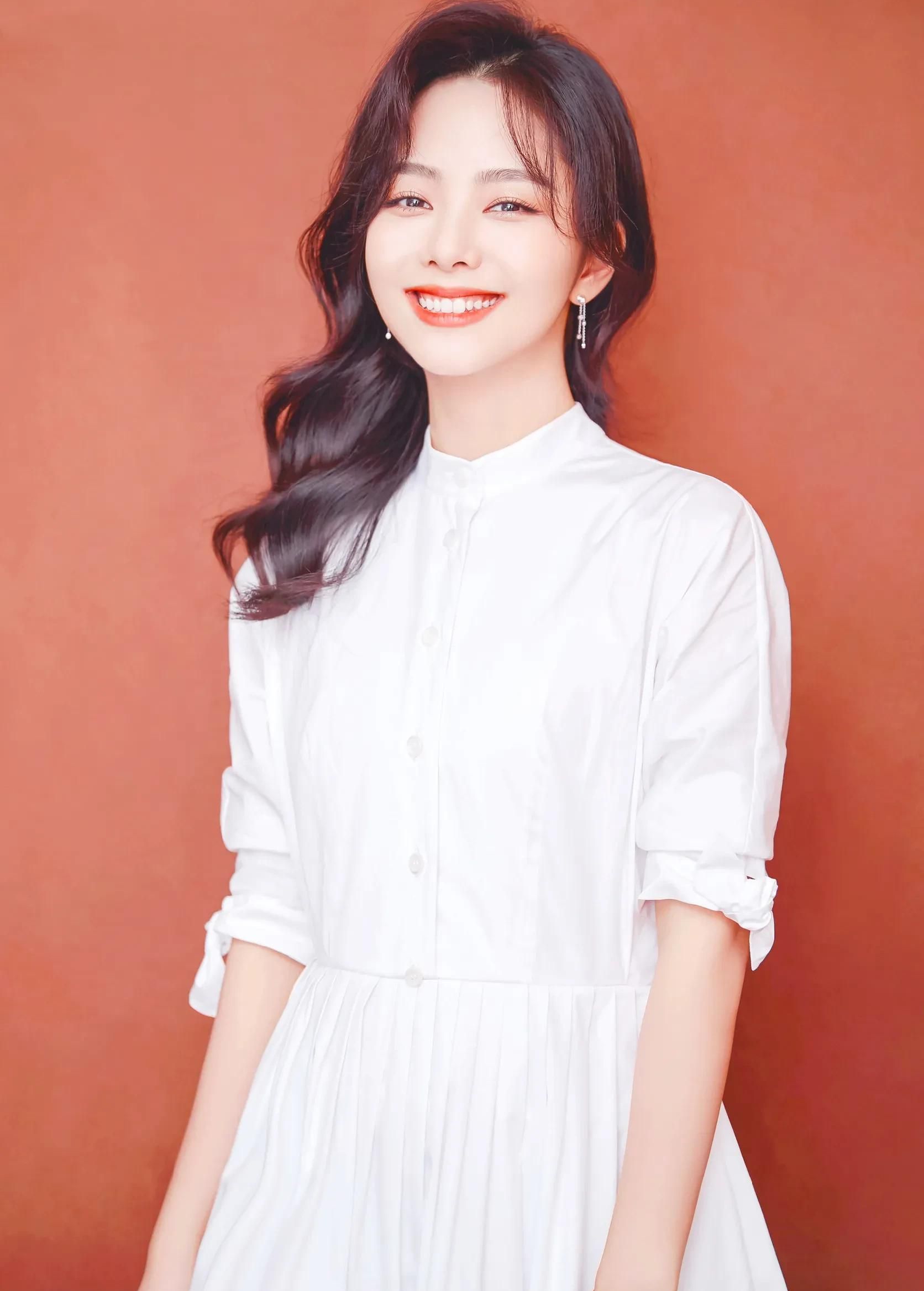 谭松韵,清纯绝美,俏丽迷人的写真!