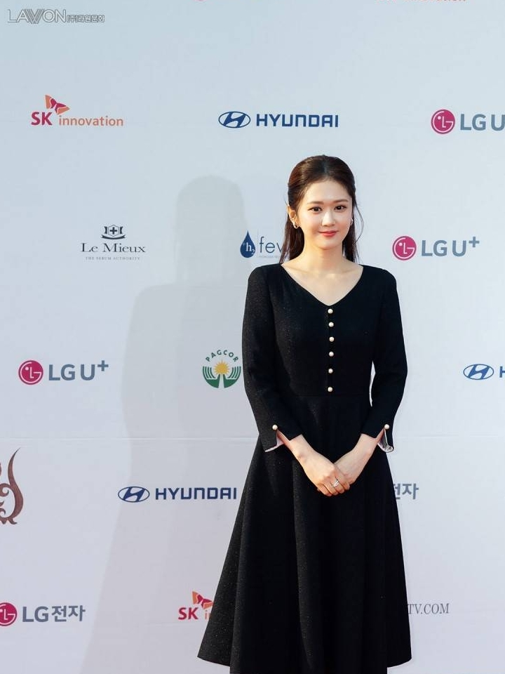 张娜拉现身演技大赏走红毯一袭纱裙穿胖一圈38岁还有少女颜