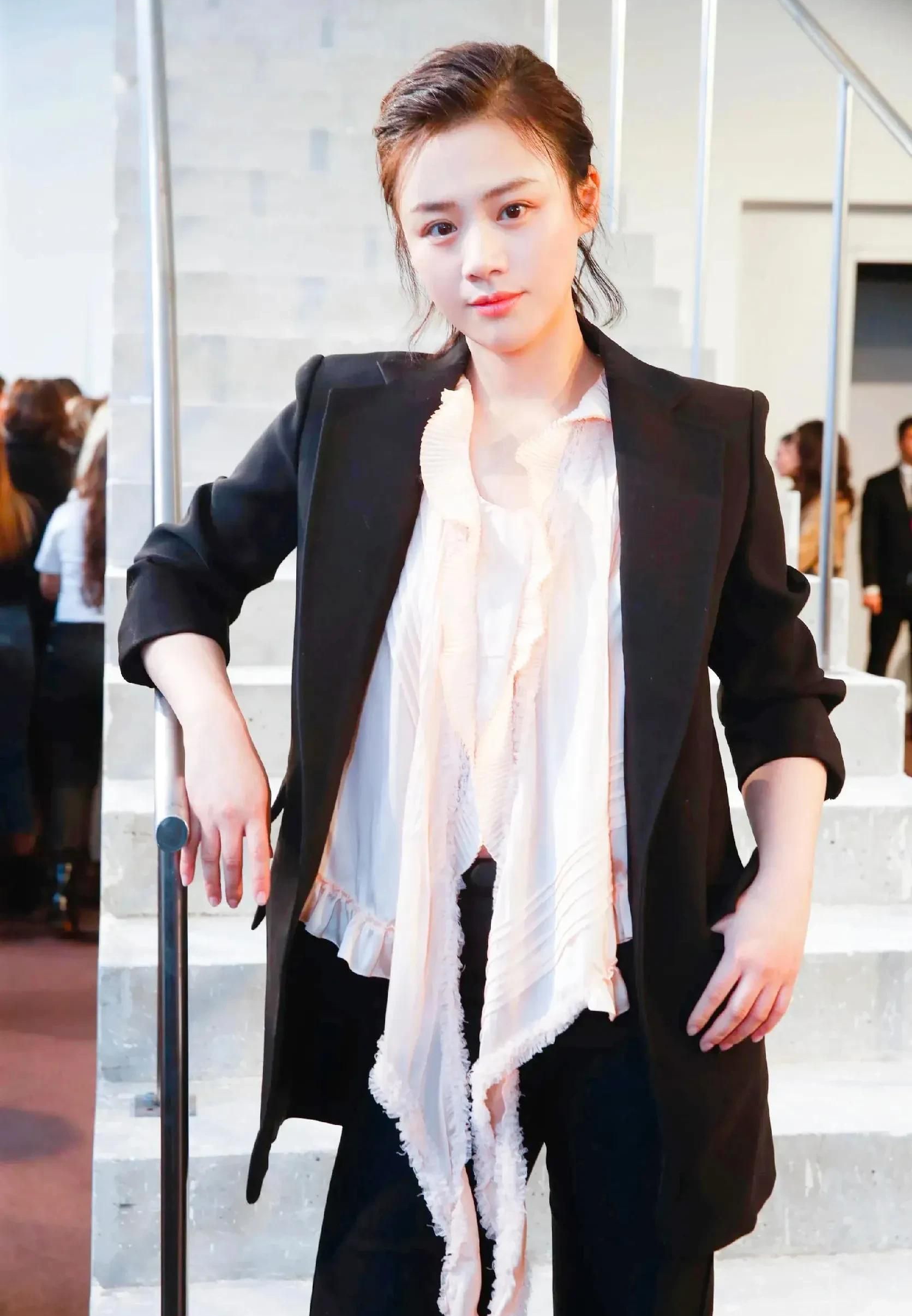 马思纯,时尚俏丽,尽显迷人风姿的写真照!_高清图集_新浪网