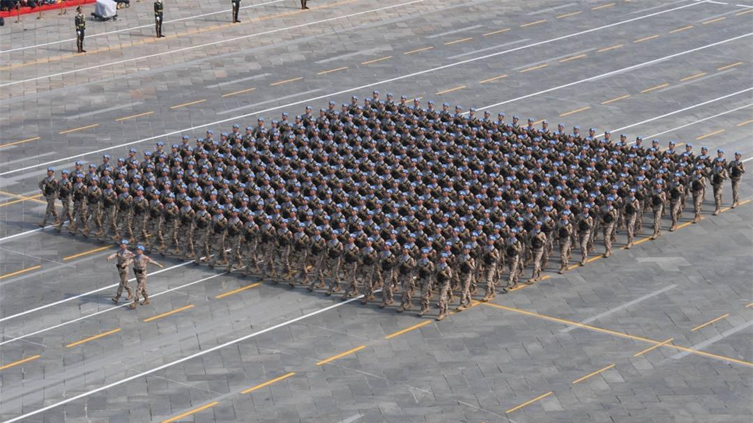70周年大阅兵,头戴蓝色贝雷帽的维和部队方队,正步接受检阅!