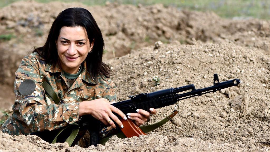 又美又飒亚美尼亚总理夫人组建女子战队13名妇女接受军事训练
