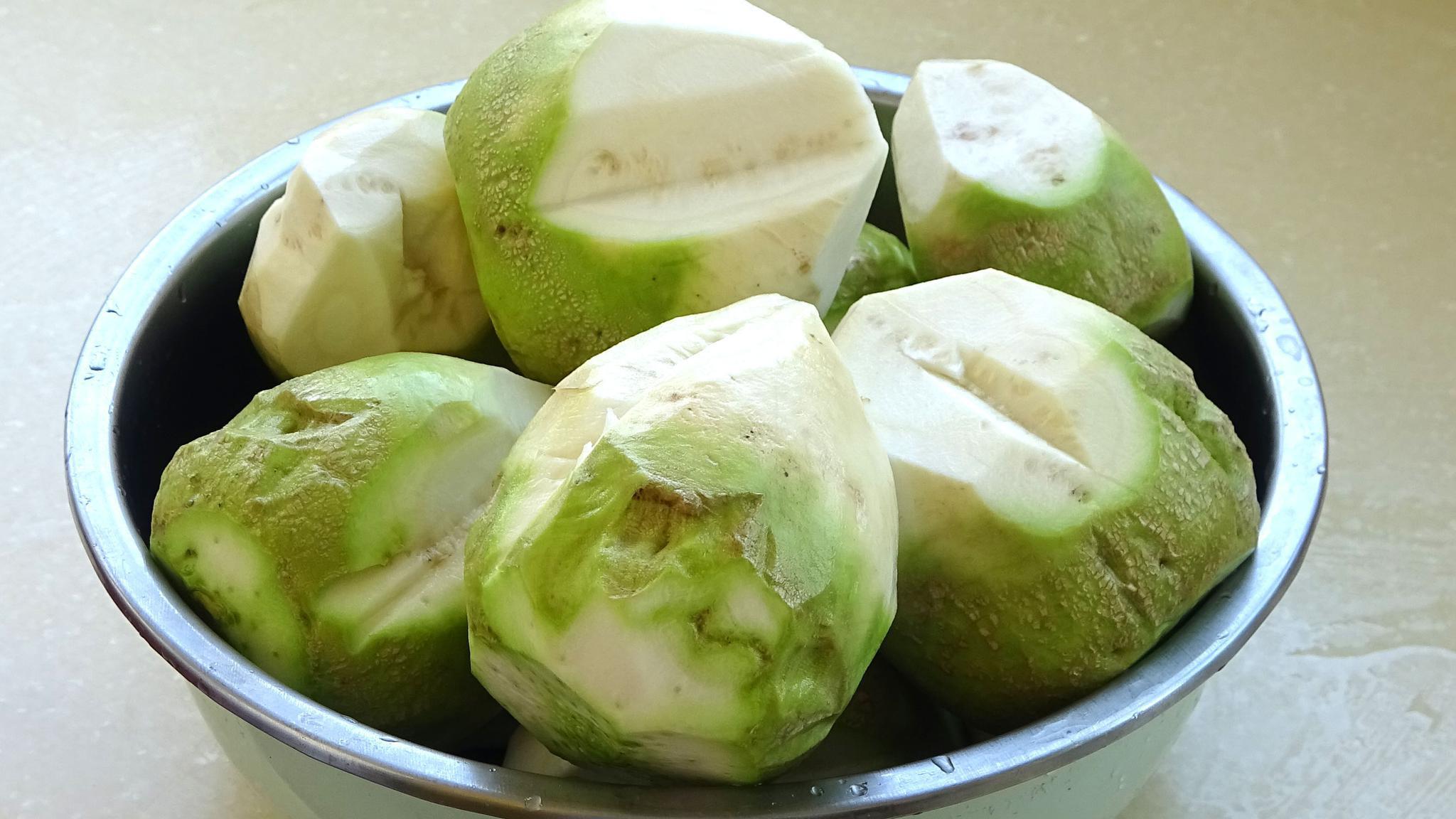 来看腌制芥菜疙瘩的方法,简单几步开胃又下饭,五嫂腌了一大缸