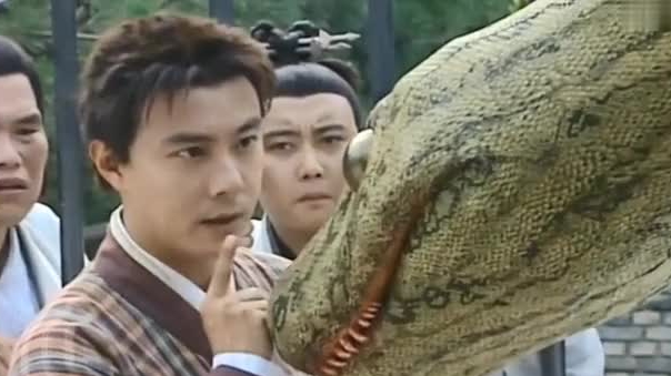 乡亲们抓到偷吃家禽的巨蛇,准备把巨蛇吃了,谁知巨蛇竟开口说话