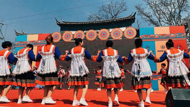 看过来丽江是这样庆祝三多节的