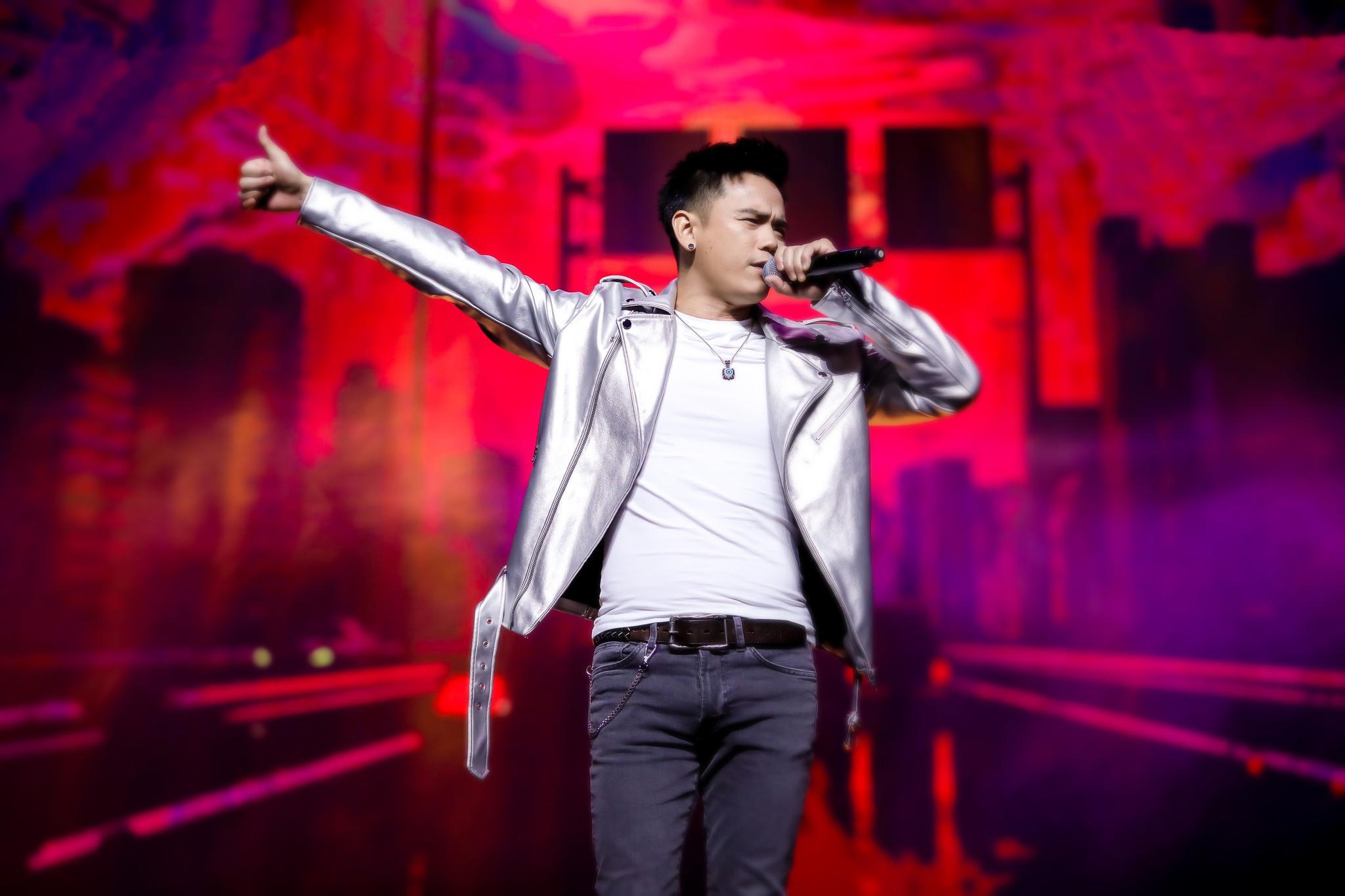 歌手张恒远现身贵州 热血摇滚助力家乡文化演出