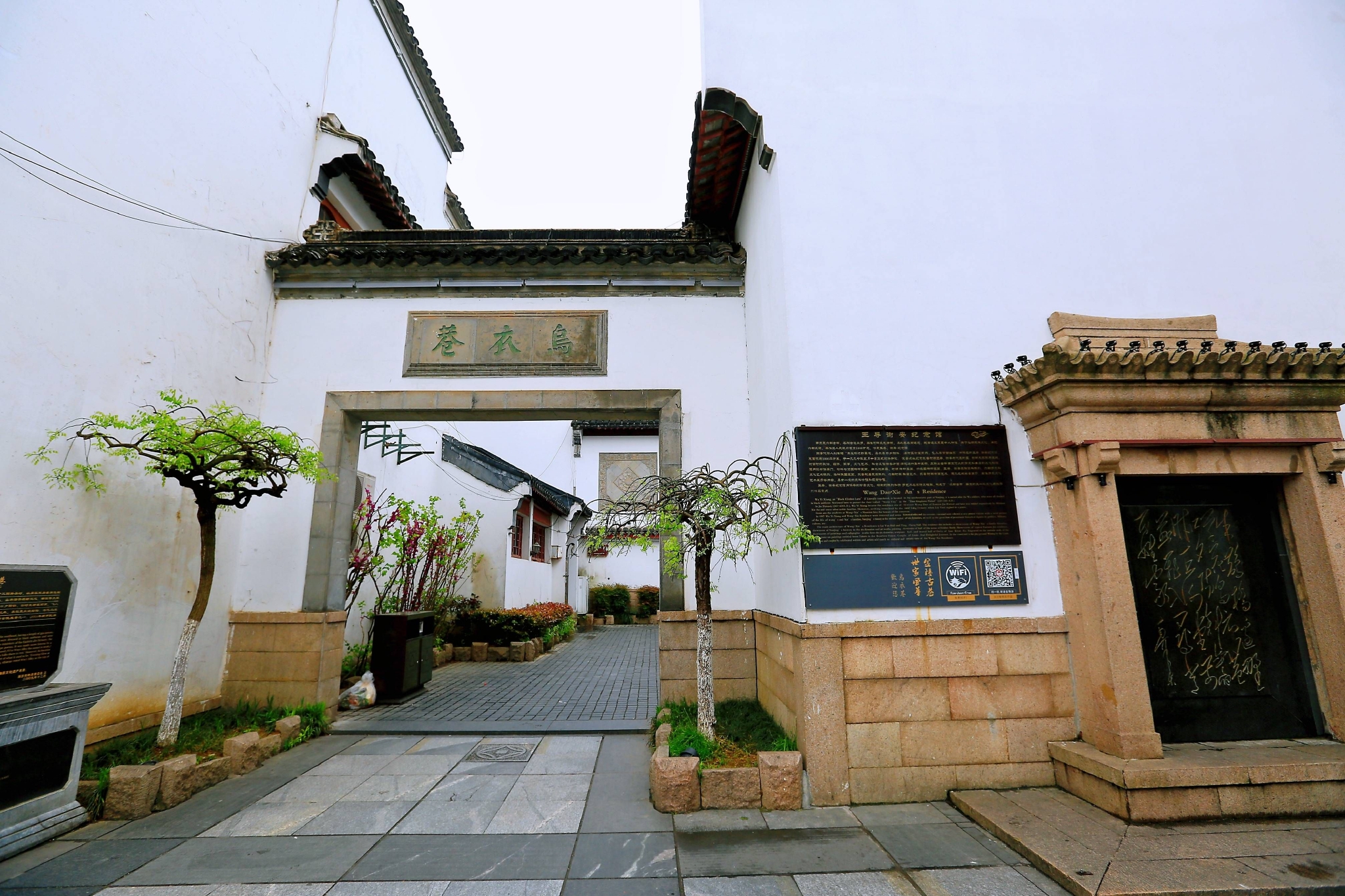 南京秦淮河畔乌衣巷,浓缩了金陵千年历史,很多游客都会慕名前来