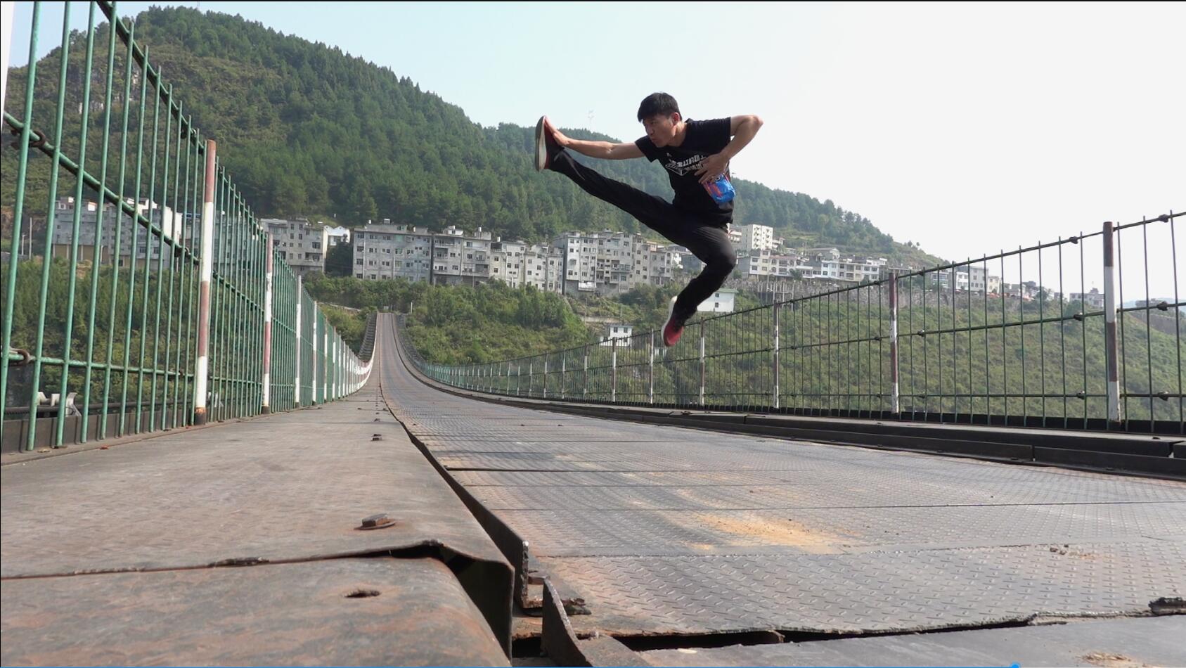 这座铁索桥位于贵州思南县长坝苗族土家族乡,距离思南县城50公里,距离