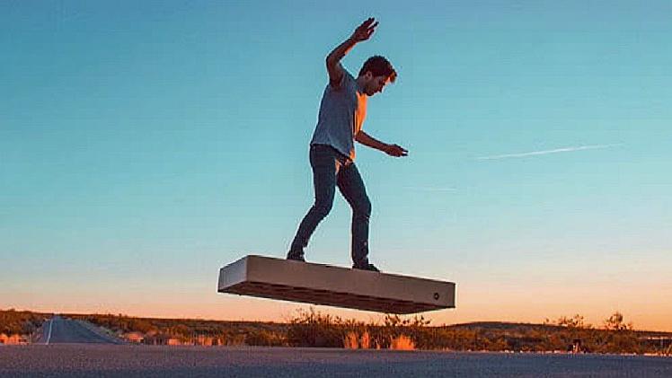 世界首款"磁悬浮滑板"问世,站着就能飞行,网友:这发明真香