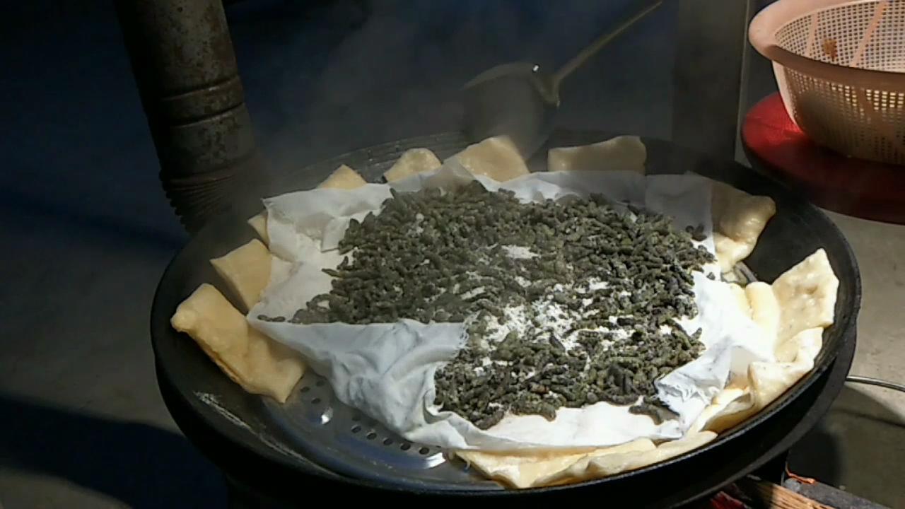 阜阳美食蒸楚树揪子贴锅巴,蘸上酱豆真香,小亮哥吃一碗