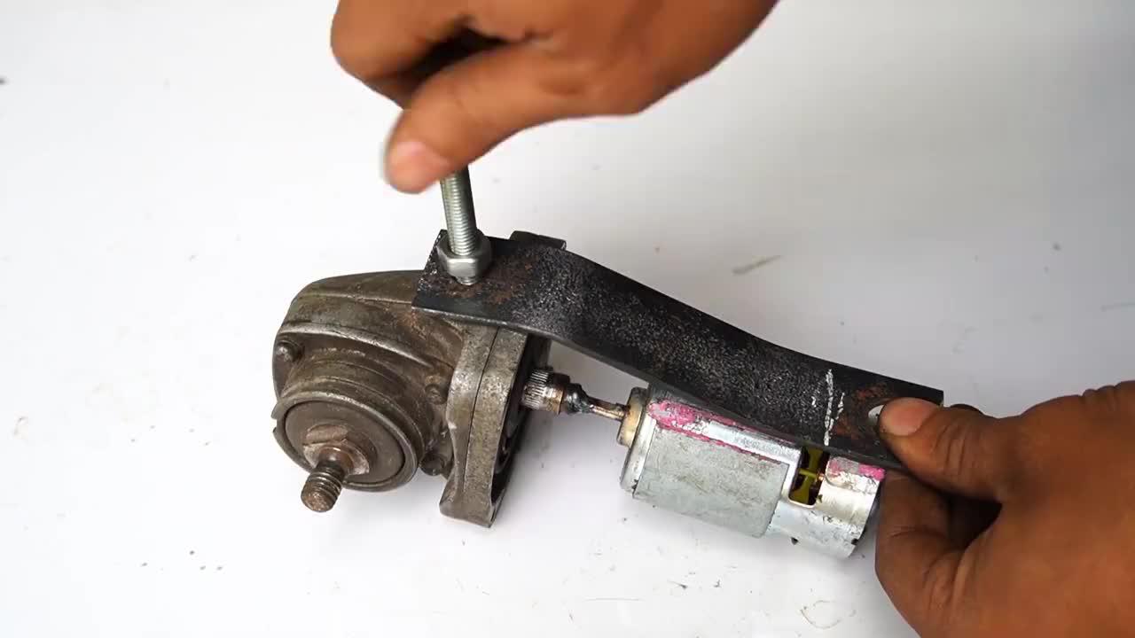 小伙用废旧角磨机零件制作12v迷你小电锯,30秒锯断一棵大树