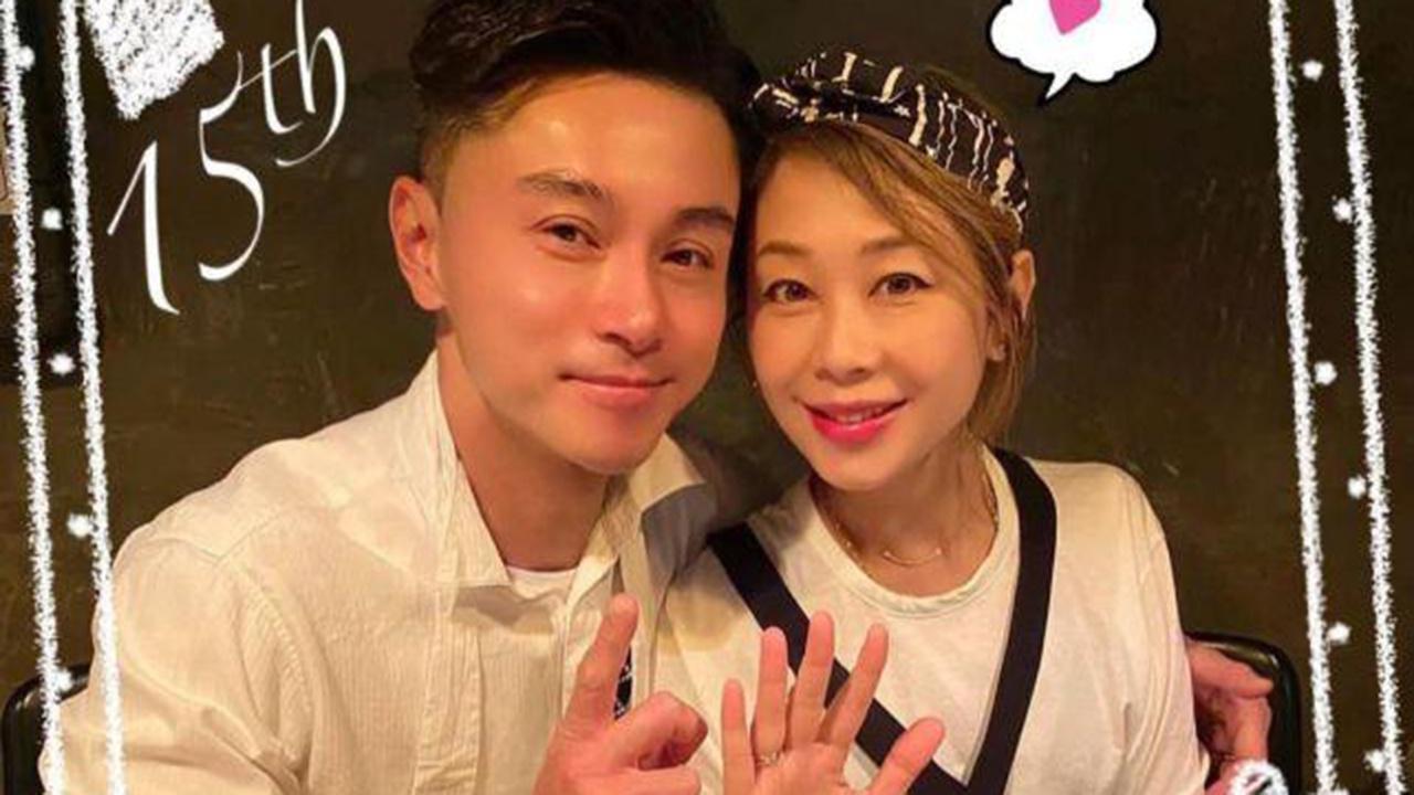 晒历年庆祝合照很甜蜜!黄浩然和老婆互相送花贺结婚15周年