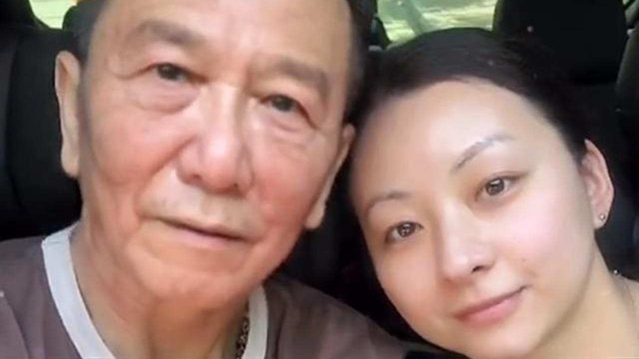 温兆伦与第三任妻子秀恩爱,亲吻额头太甜蜜,小20岁娇妻长相清秀