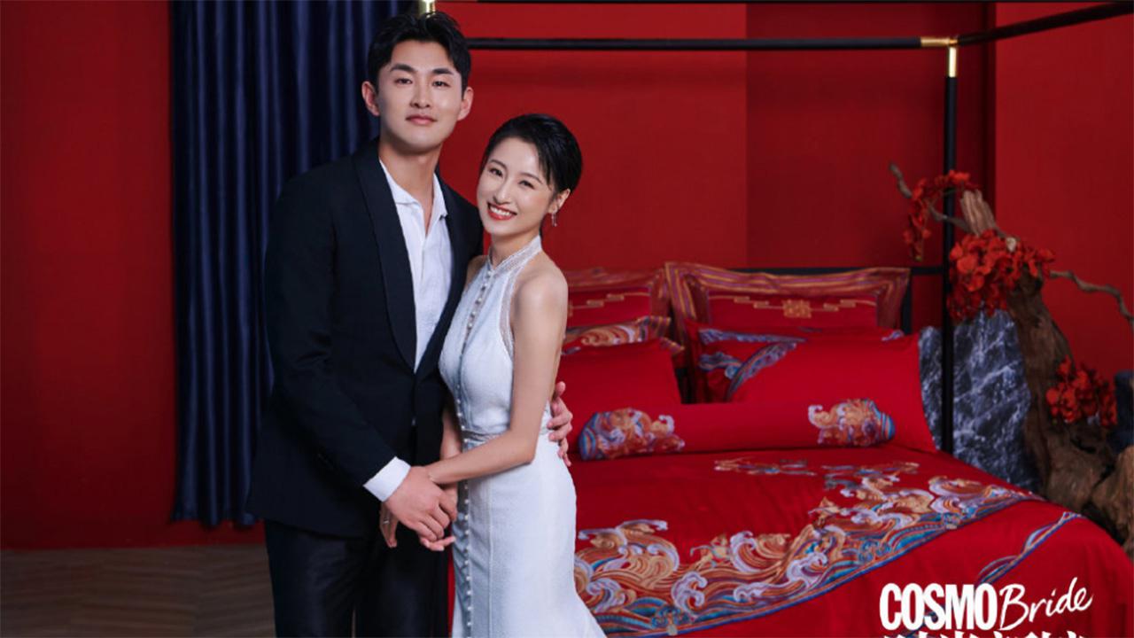 王彦霖艾佳妮婚后上戏拍婚纱照,两人嘟嘴亲吻,女方大秀心形婚戒