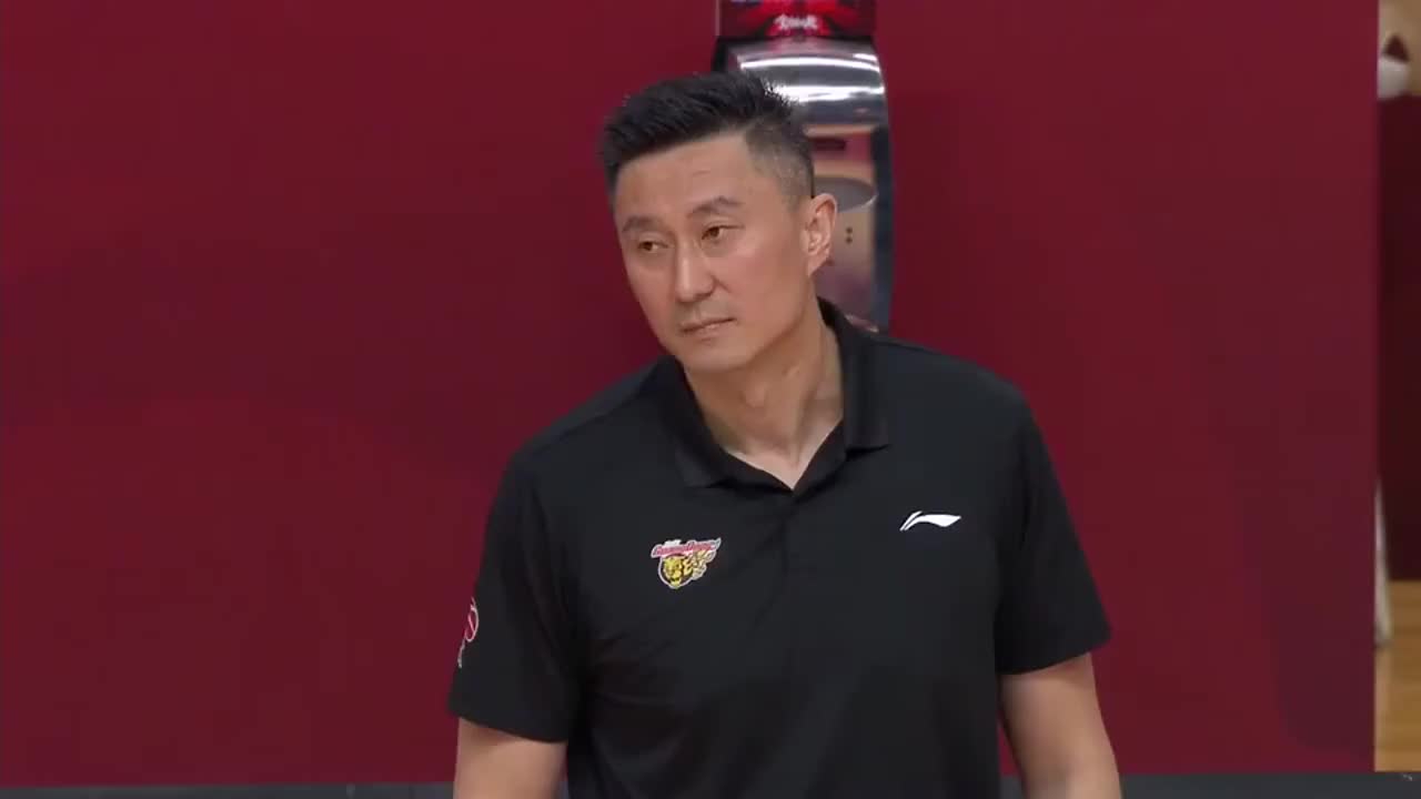 赵睿被顶翻倒地不起,谁注意到杜锋不满?满是心疼!