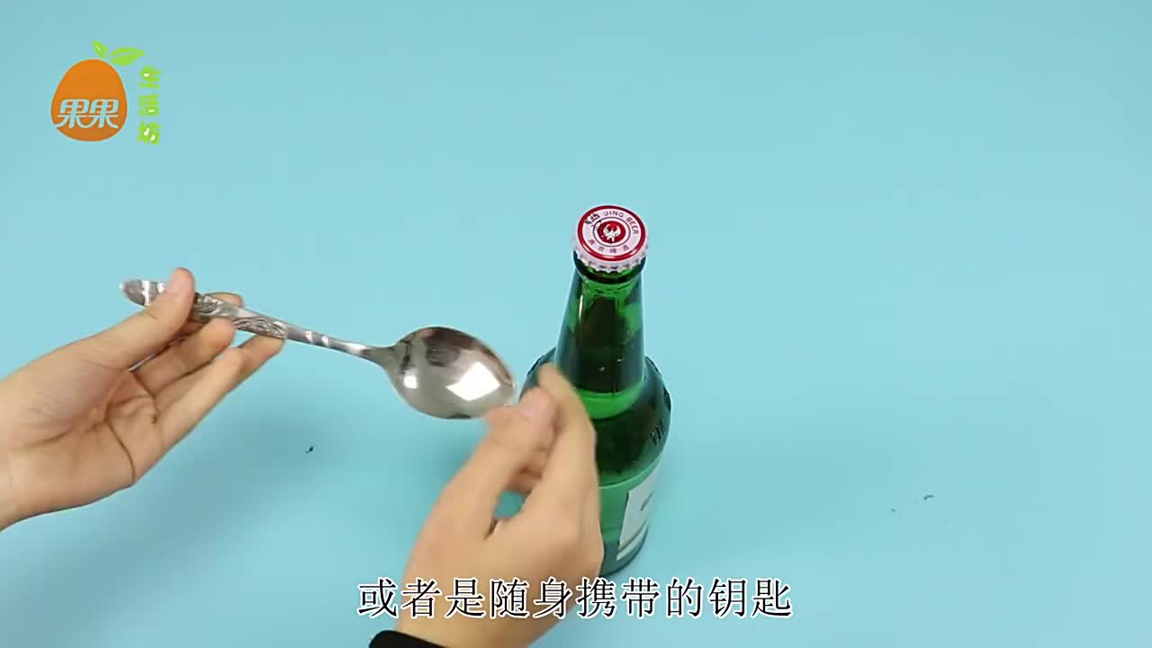 喝了30年的啤酒才发现找到啤酒瓶盖的小机关单手就拧开