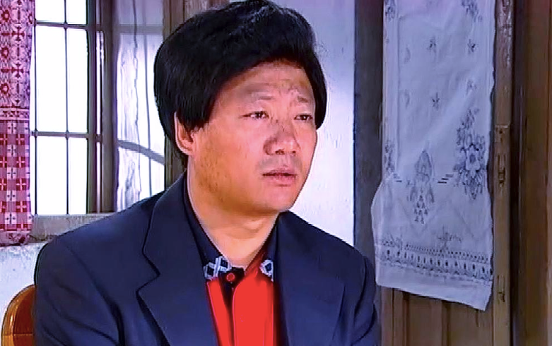 52岁"谢广坤"现身酒局,豪饮一杯满脸通红,身旁美女吞云吐雾