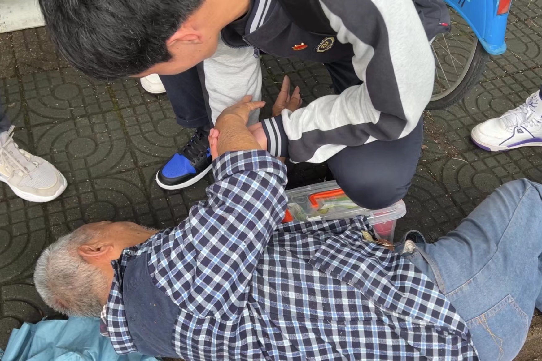 放学路上遇老人倒地 同学们帮忙不留姓名