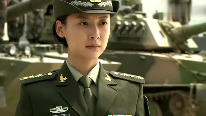 美女进部队不穿作战服训练,旅长大怒,谁料一见人立马敬礼