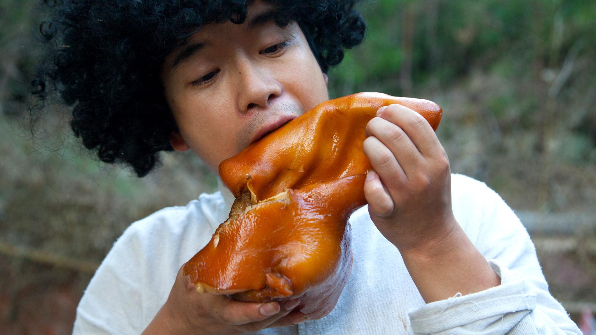 姑娘故意气穷小伙,没想到小伙直接把手放进滚烫的火锅汤里