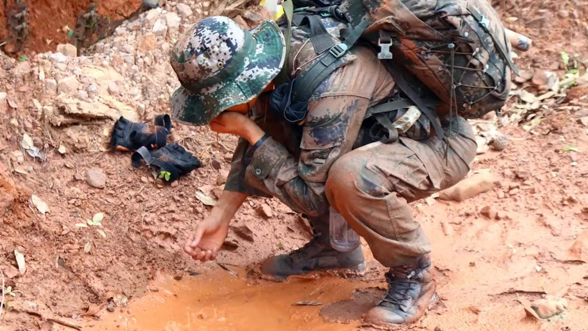 解放军00后特战队员,开展极限魔鬼周训练,残酷的画面让人心疼!