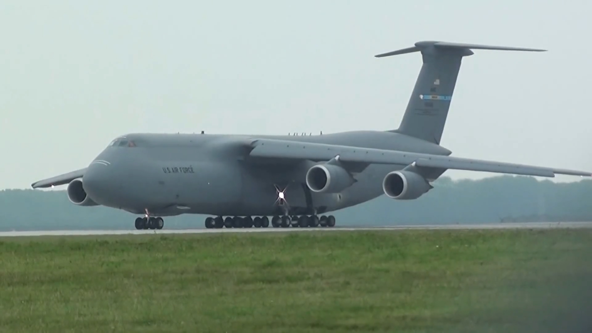 洛克希德c-5m超级银河运输机,从美军多佛空军基地滑行起飞!