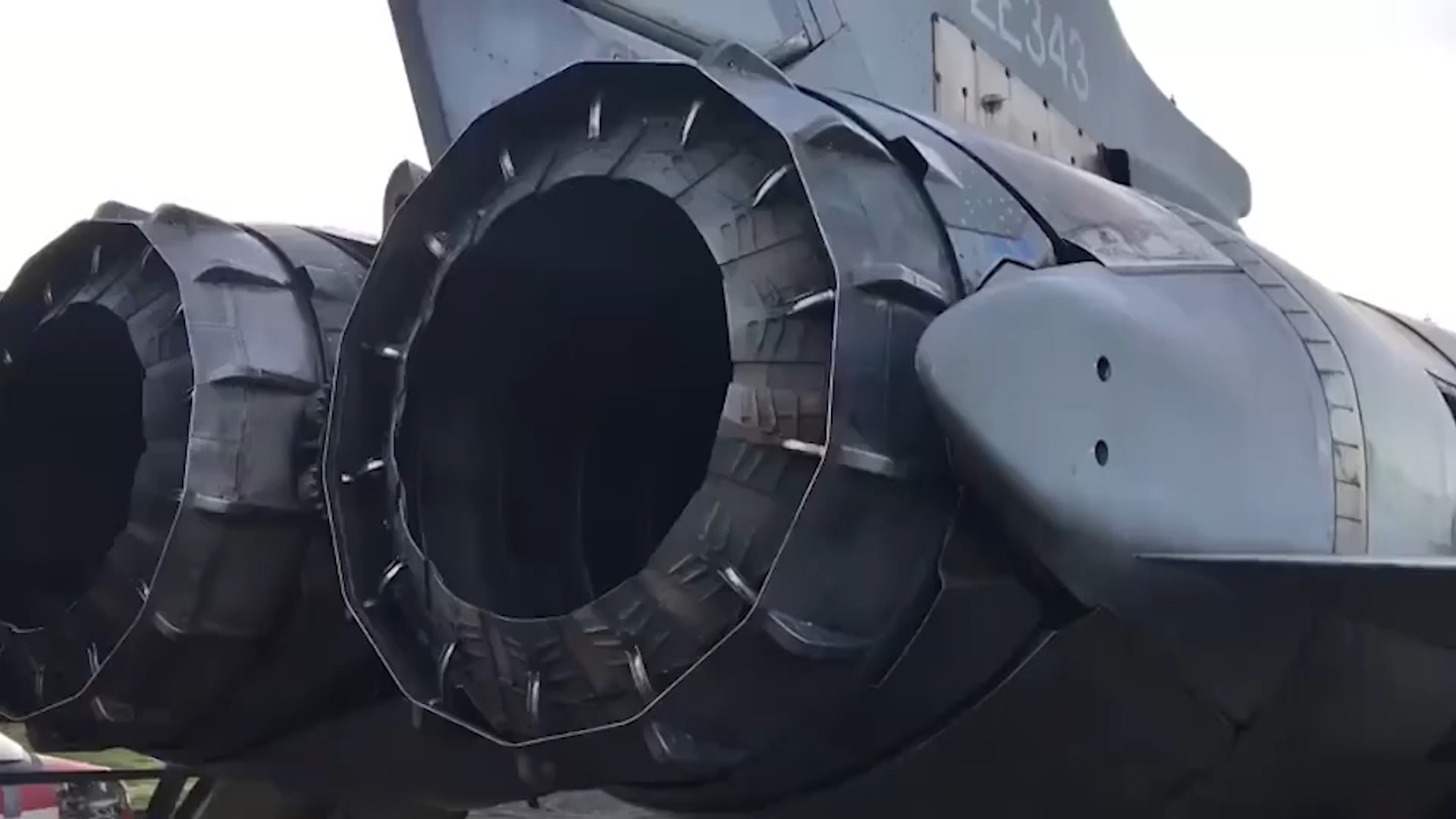 欧洲狂风战斗机,发动机尾部喷口的特写镜头,满满的科技感!
