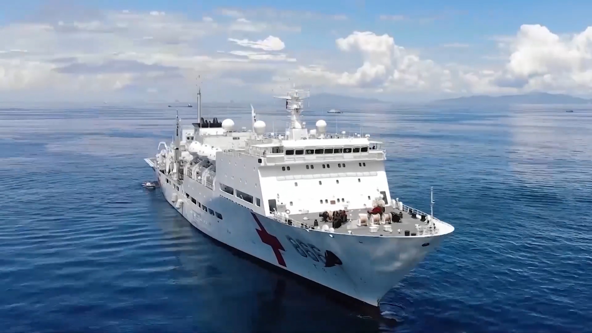 跟着两位可爱的海军女兵,带你了解"大白船"和平方舟