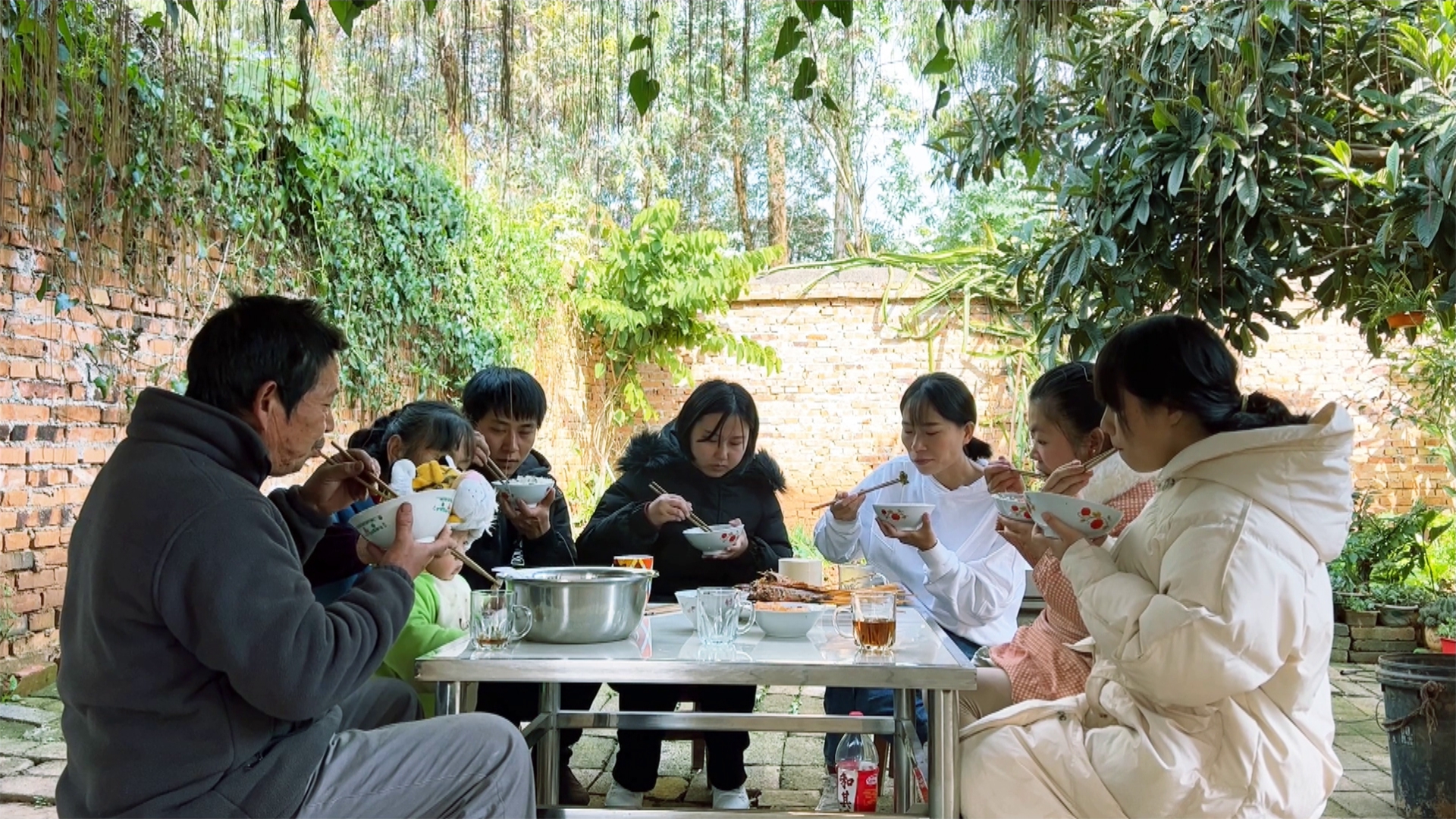 农村媳妇怀孕三个月,老公陪她回娘家,看看娘家人如何对待