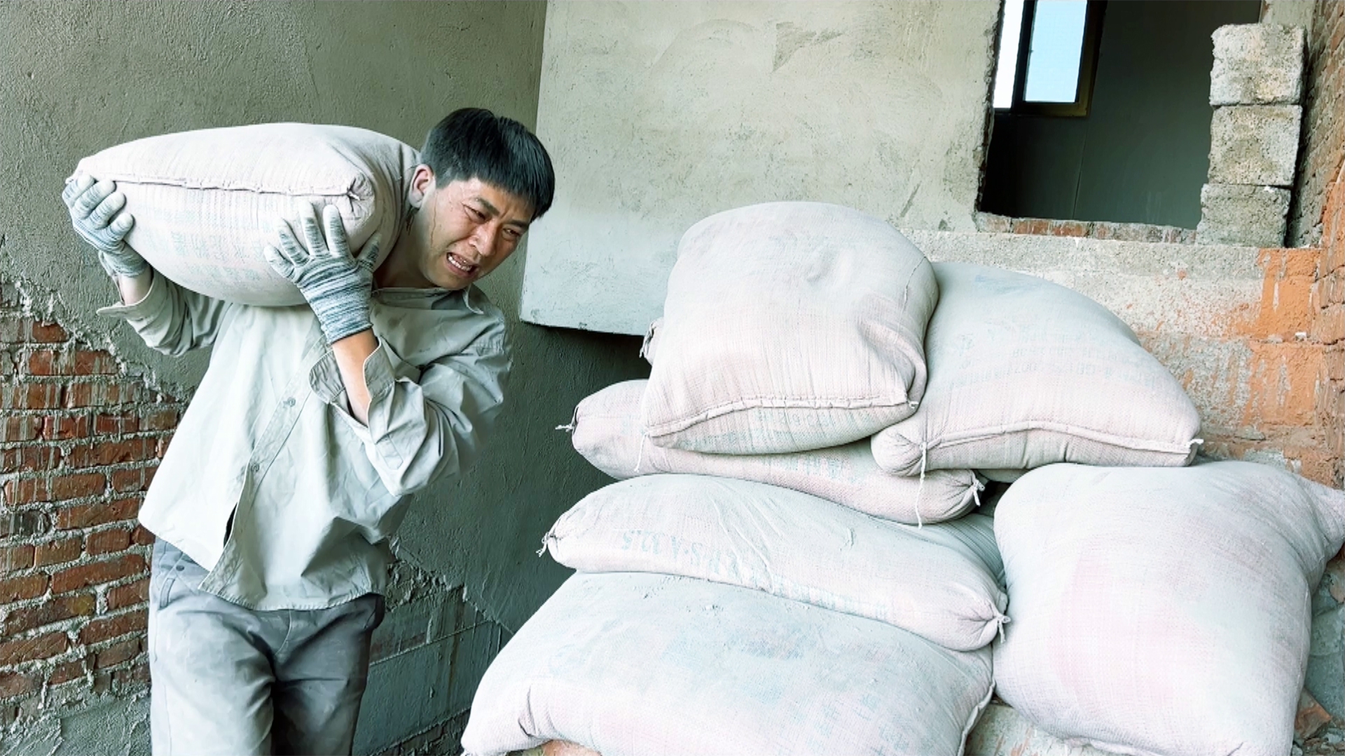 小伙为补贴家用去工地扛水泥撑起了一个家